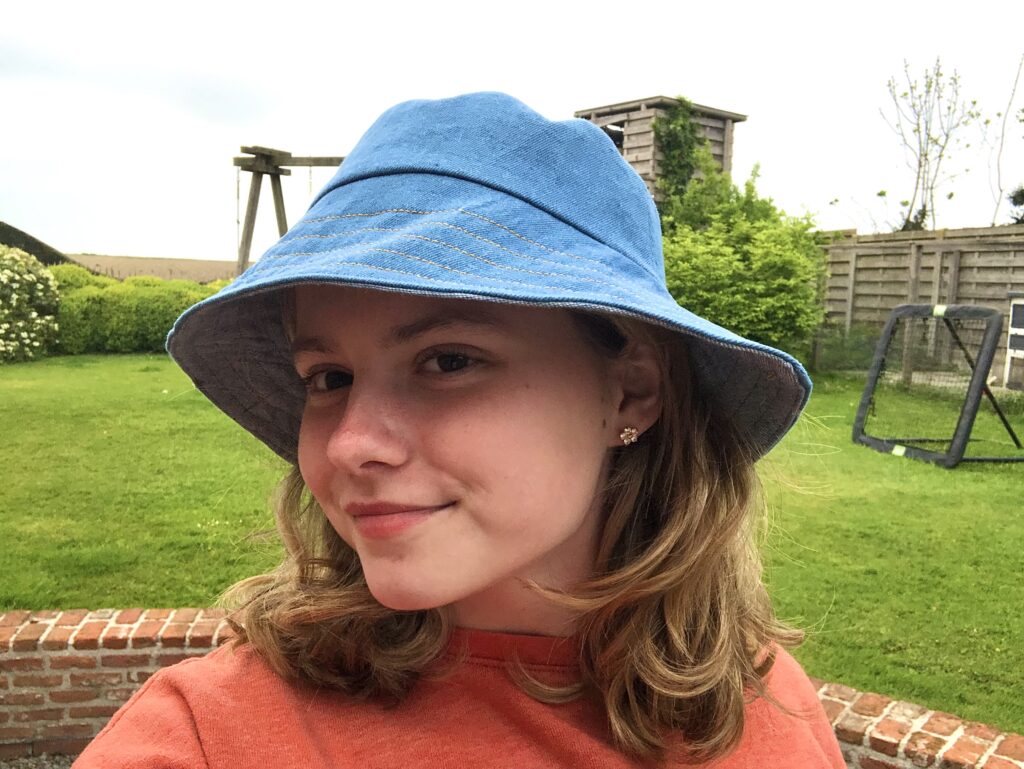 Deze bucket hat is gemaakt van de restjes stof die ik nog liggen had na het maken van een jeansbroek. Dankzij jullie leuke boek heb ik met mijn overschot aan stof een leuk bijpassend Bucket hat gemaakt!