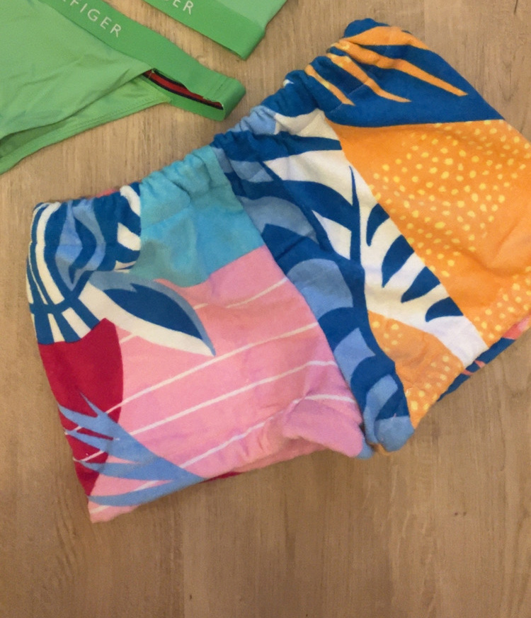 Ik heb de short uit het boek ‘hoe maakt u het?’ gemaakt van een oud strandlaken. Zo krijgt het strandlaken een nieuw leven en heb ik een kleurrijk broekje! Daarnaast is voor mij als beginner een oud strandlaken perfect om mee te oefenen.
