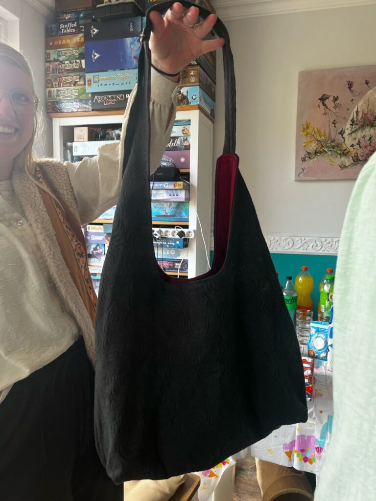 De stof is groen met bloemen en ik vind hem erg goed gelukt. Blij mee!