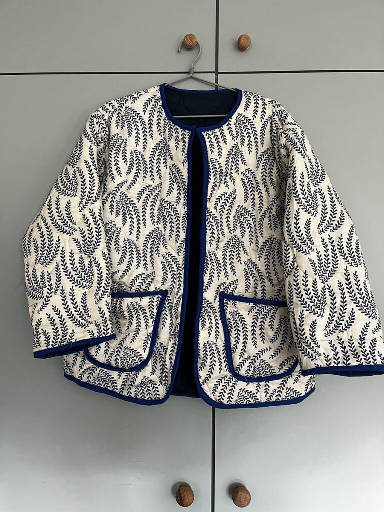 Van een kleed van de Jysk! Als een van m’n start projectjes de kraag en mouwen wat aangepast.