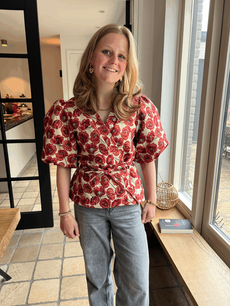 Ik heb deze wrap blouse gemaakt met jullie patroon en een heel leuk meubelstofje van de markt 🥰