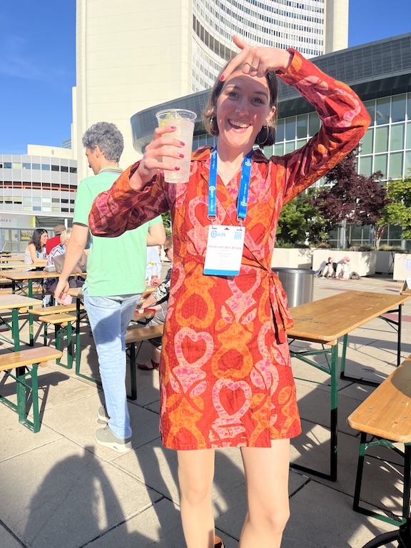 Ik heb de blazer dress gemaakt, van stof die mijn ouders bijna 30 jaar geleden in Ghana hebben gekocht toen ze daar waren voor onderzoek. Ik heb m speciaal gemaakt voor mijn eerste conferentie als PhDer, en gedragen op de dag van mijn grote presentatie! Ik heb er mega veel complimenten over gekregen en ben er heel erg blij mee!