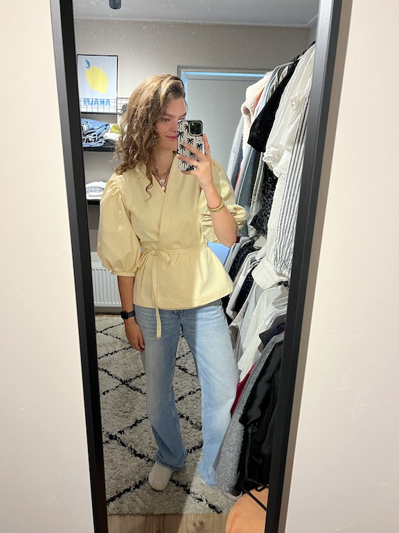 Jullie super leuke wrap blouse in een butter yellow denim stof gemaakt, nadat de blauwe denim variant zo beviel!