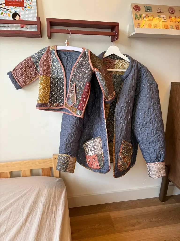 Na een eerste reversible jasje gemaakt te hebben, de geleerde technieken gebruikt voor een mini jasje voor mijn dochter.