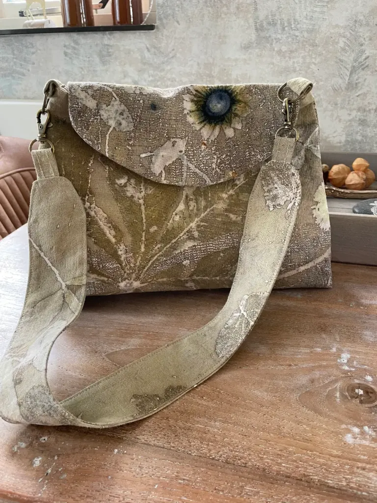 De Midi Bag gemaakt van zelf bedrukte linnen uit Frankrijk, geprint met bladeren en bloemen uit eigen tuin.