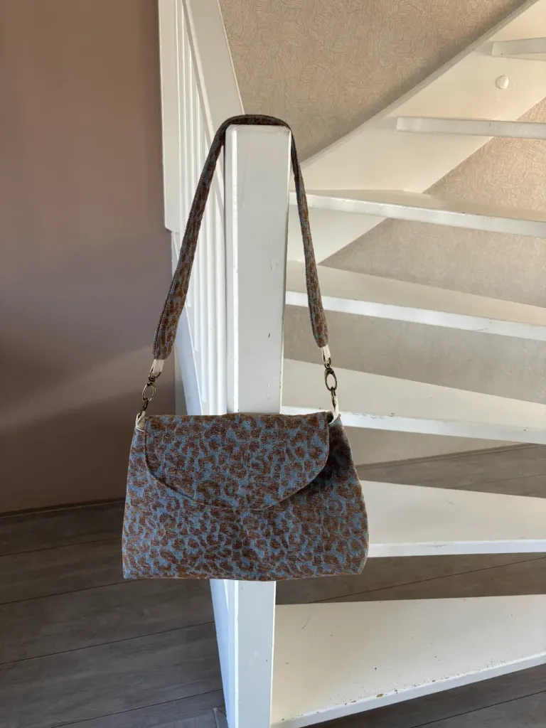 Super leuk patroon! Kan niet wachten om snel weer langs jullie winkel te komen om nog een mooie stof uit te zoeken om deze tas te maken!